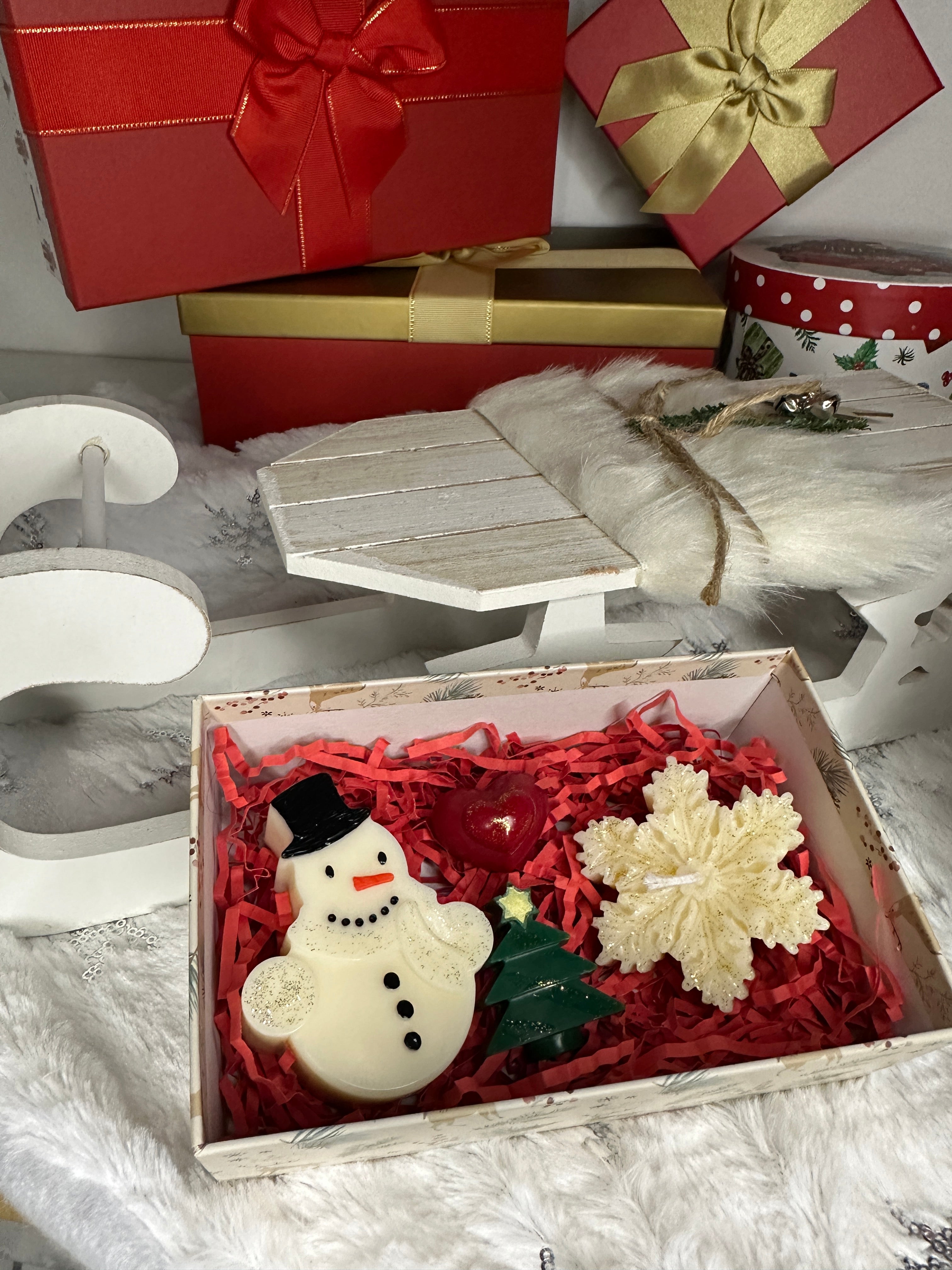 Colecția „Iarna Fermecată” Lumânări artizanale în cutie premium