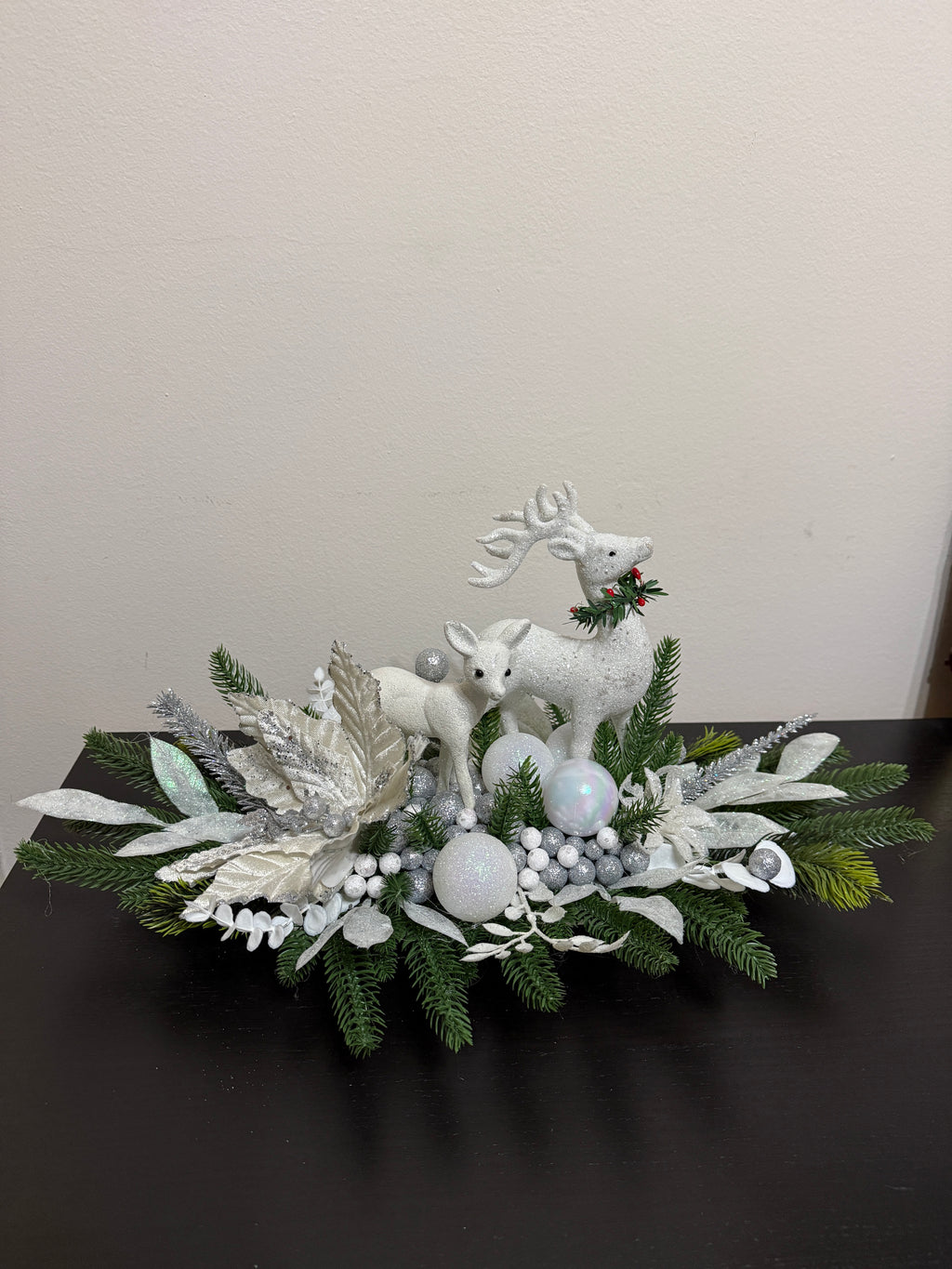 Aranjament Festiv cu Renii de Iarnă și Accente Argintii