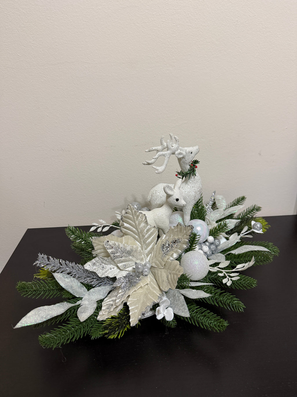 Aranjament Festiv cu Renii de Iarnă și Accente Argintii