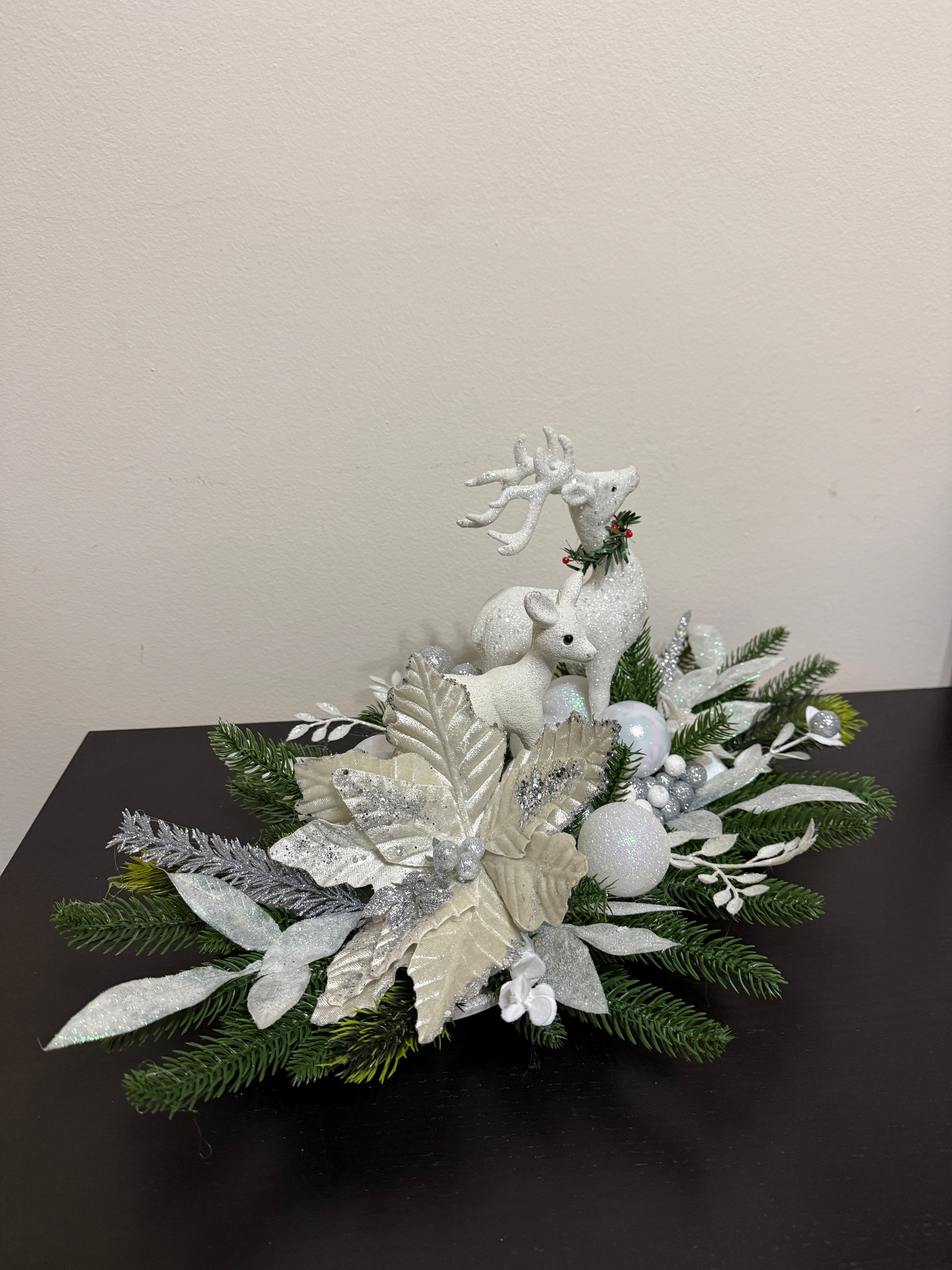 Aranjament Festiv cu Renii de Iarnă și Accente Argintii