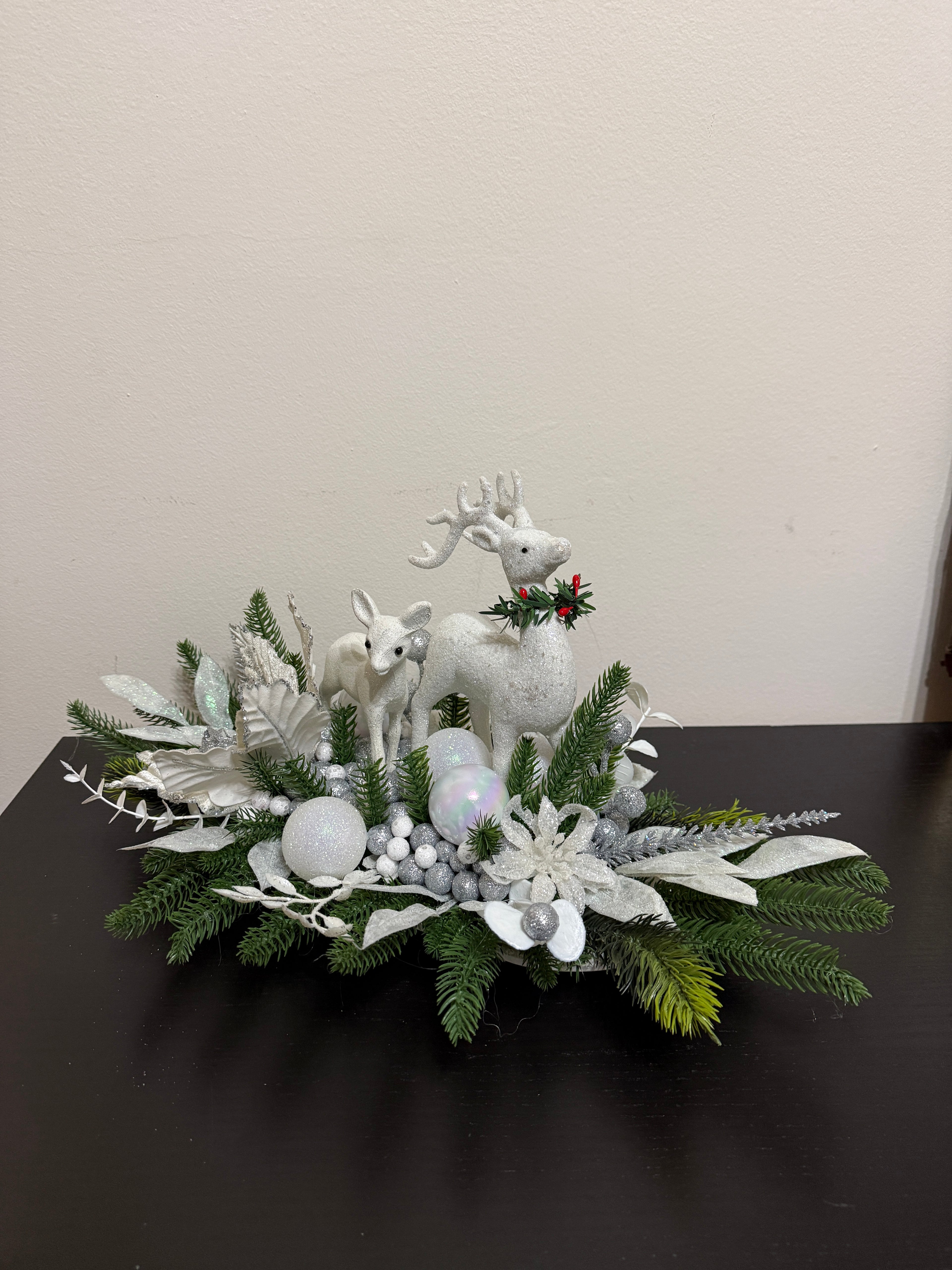 Aranjament Festiv cu Renii de Iarnă și Accente Argintii