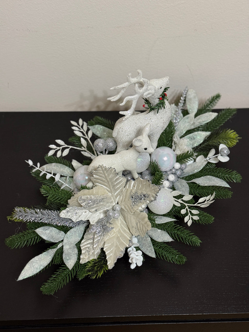 Aranjament Festiv cu Renii de Iarnă și Accente Argintii