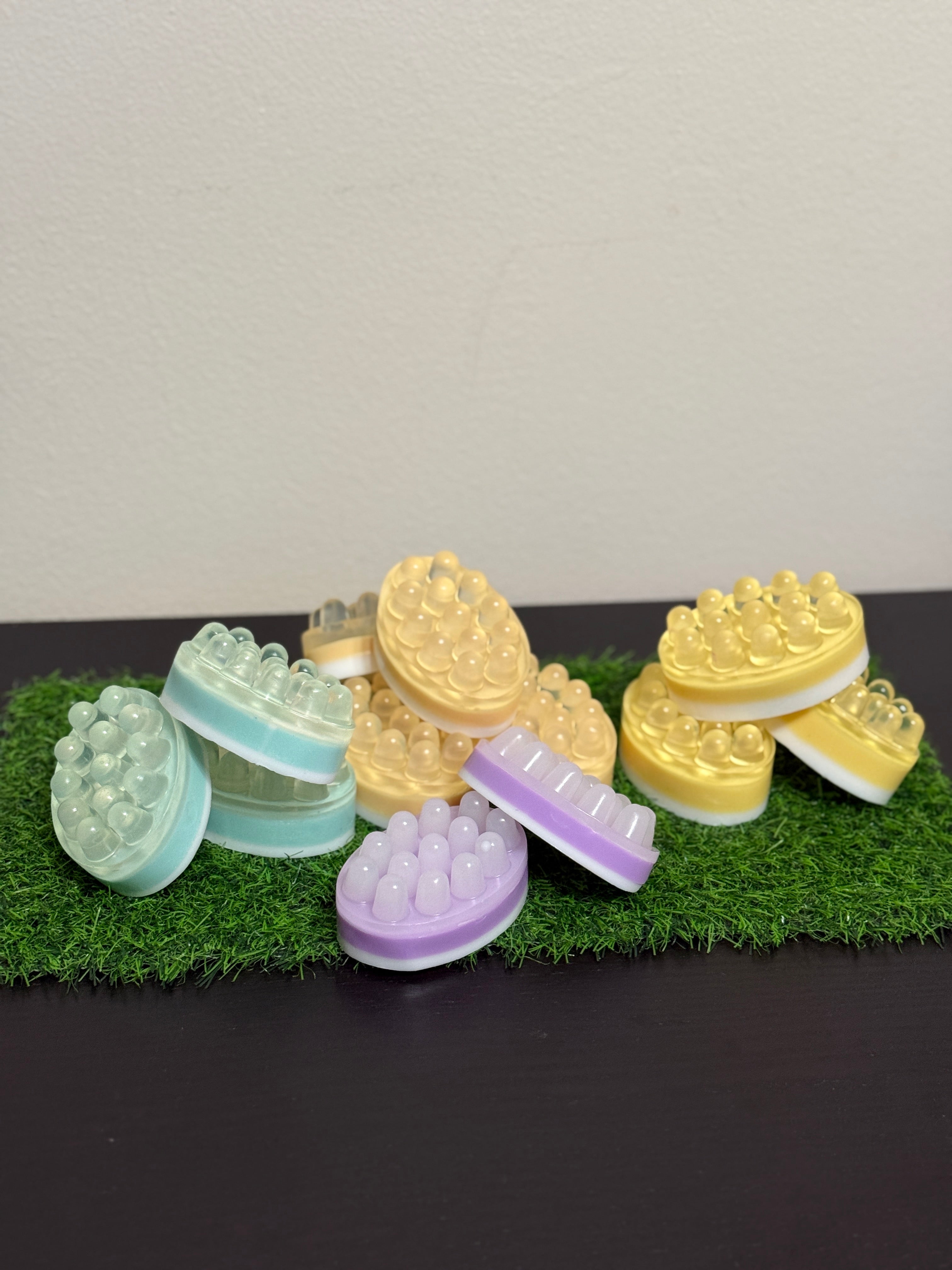 Săpun solid cu suprafață specială pentru masaj, ce stimulează circulația și lasă pielea catifelată