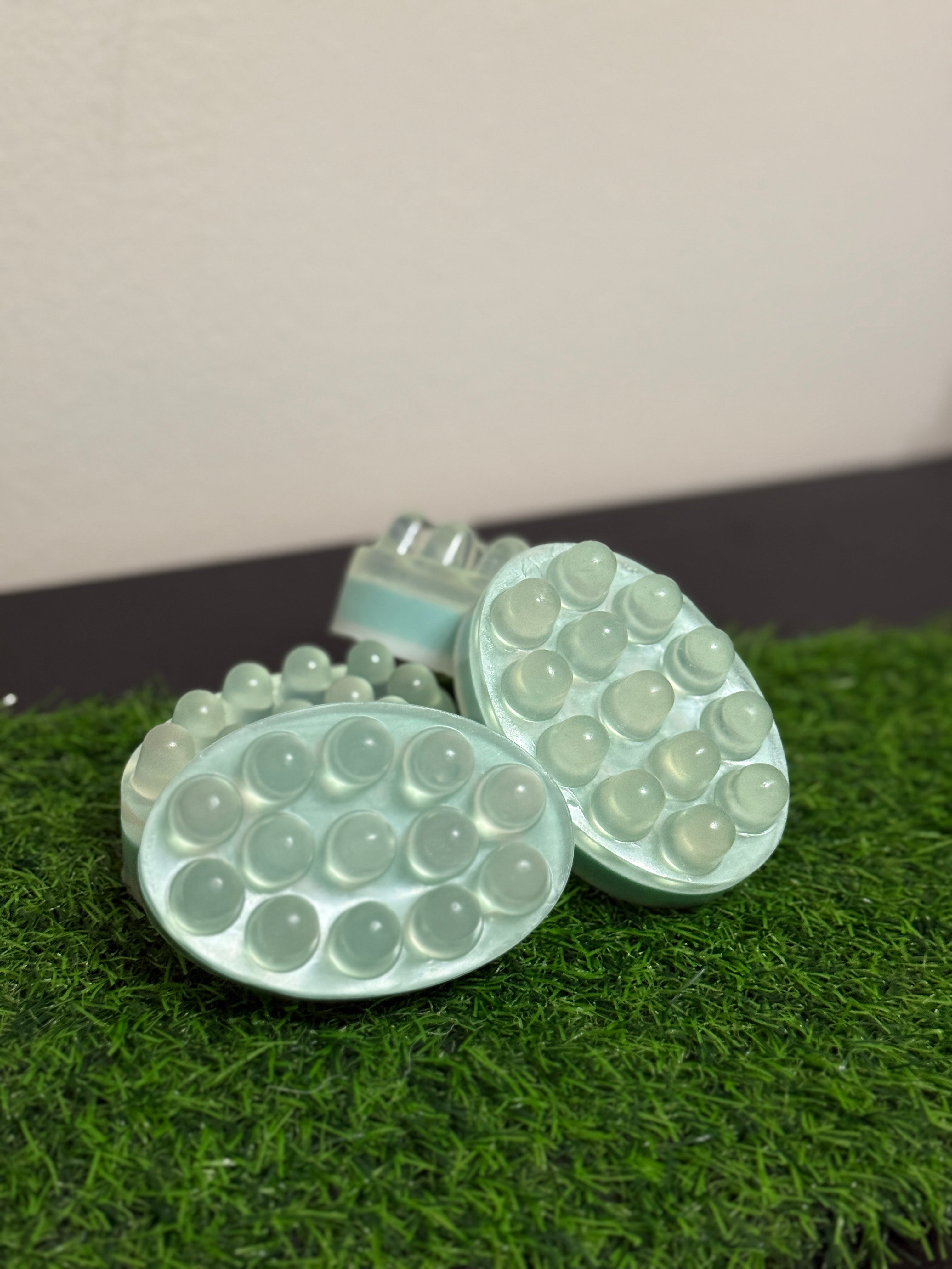 Săpun solid cu suprafață specială pentru masaj, ce stimulează circulația și lasă pielea catifelată