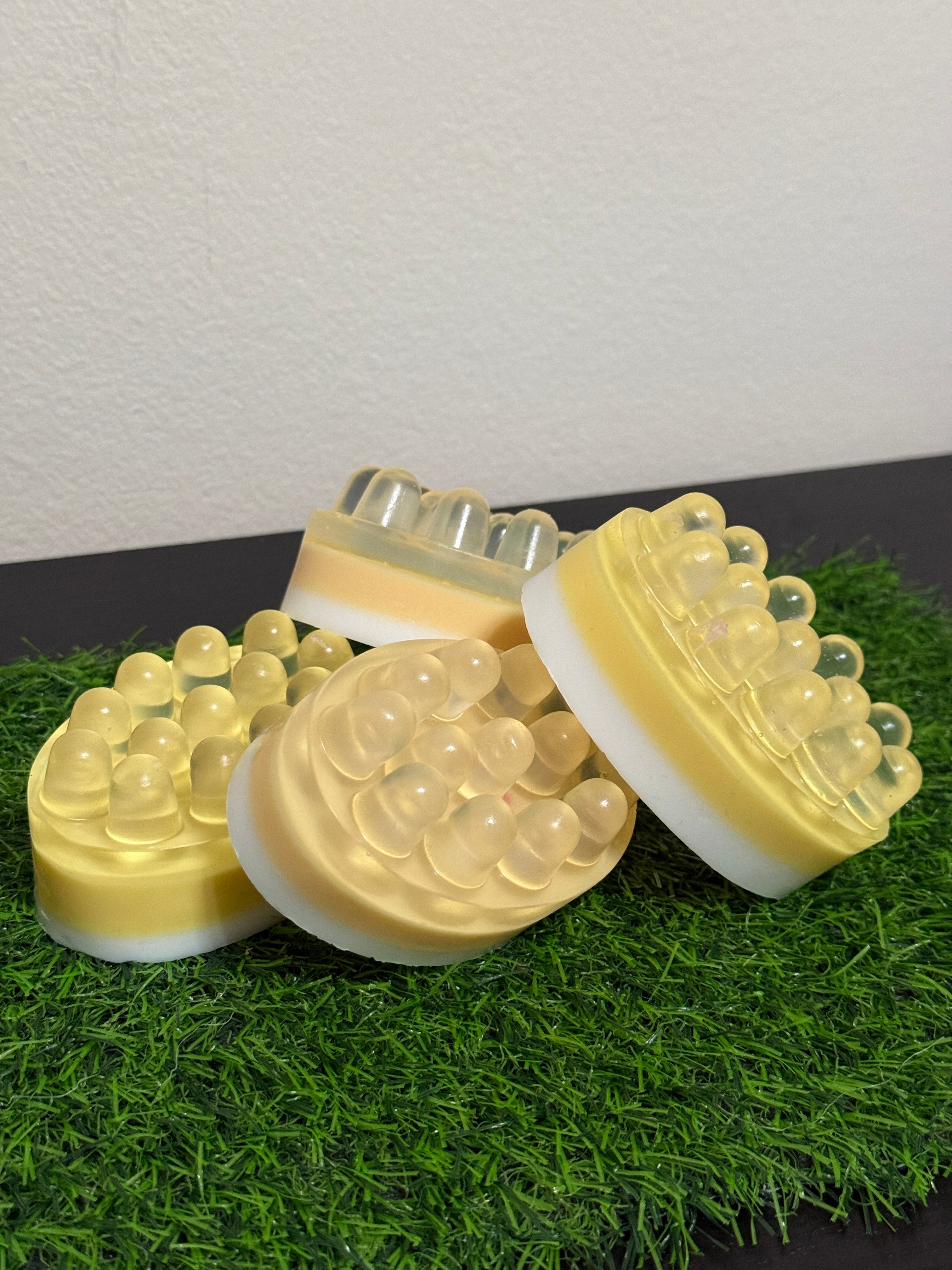 Săpun solid cu suprafață specială pentru masaj, ce stimulează circulația și lasă pielea catifelată