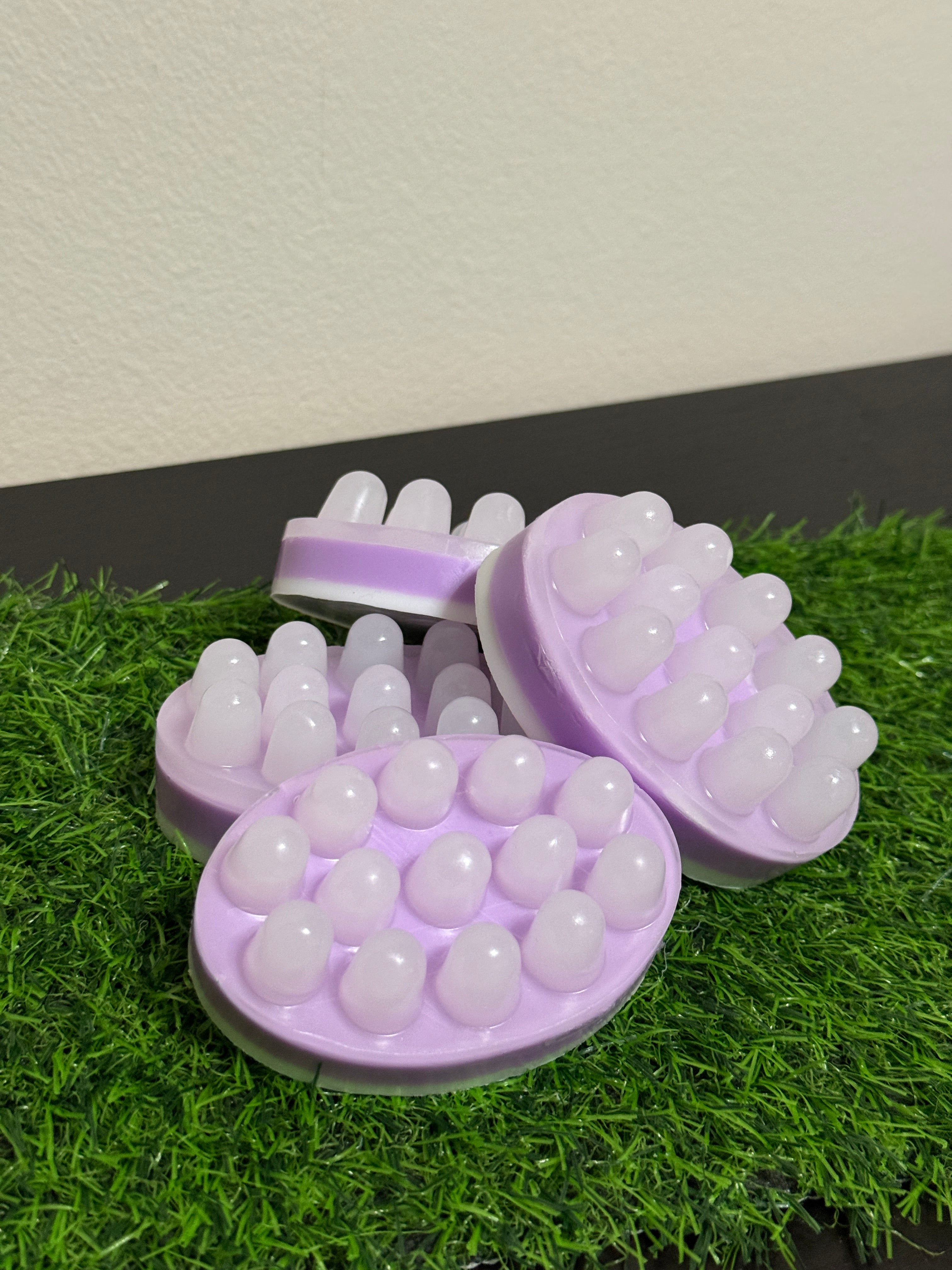 Săpun solid cu suprafață specială pentru masaj, ce stimulează circulația și lasă pielea catifelată